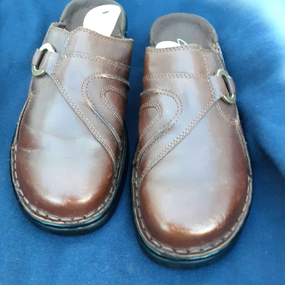 Clark mules 8m measures 9length 3 3/8 wide